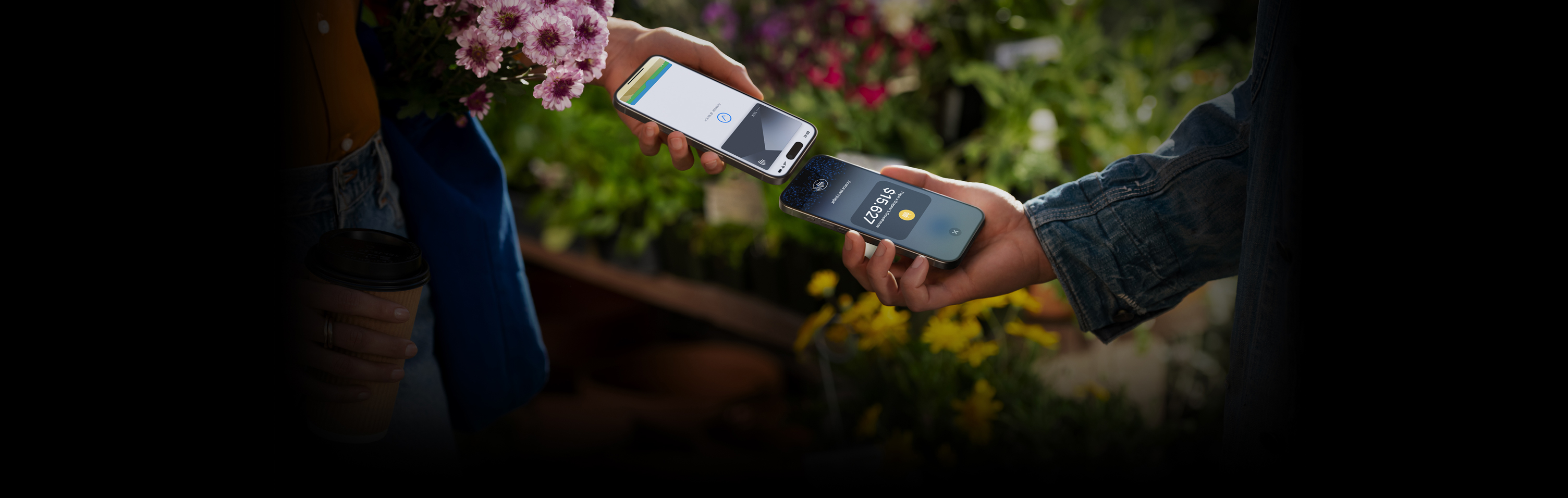 Imagen de dos personas que acercan sus dispositivos iPhone para realizar una transacción.