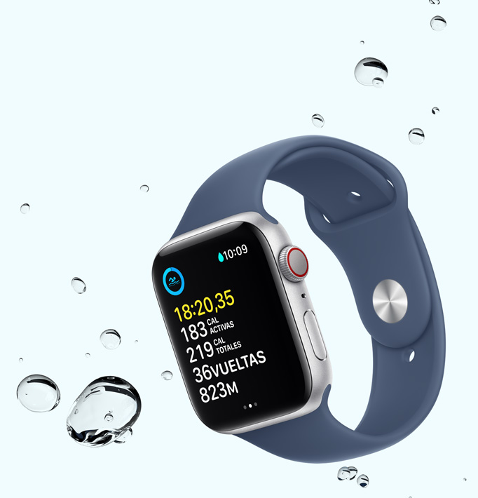 Un Apple Watch SE muestra un entrenamiento de natación con gotas de agua alrededor del dispositivo.