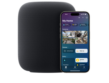 在午夜暗色 HomePod 旁邊有一部 iPhone，螢幕顯示家居 app 的「我的家」用戶介面