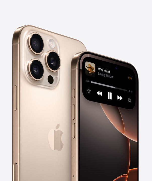 Bagian belakang iPhone 16 Pro warna Titanium Gurun yang memperlihatkan tiga lensa kamera di belakang iPhone 16 Pro lain yang menyoroti Dynamic Island pada layar.