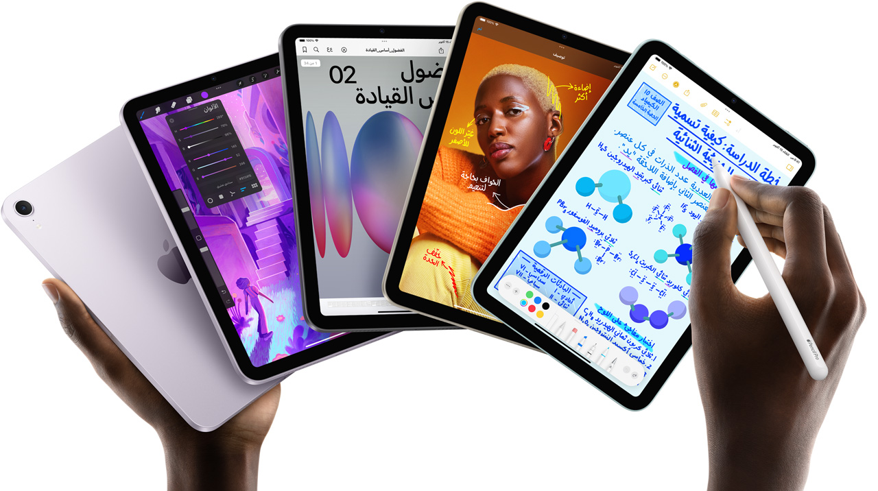 خمسة موديلات iPad mini معروضة لتشكل مروحة بين يدي المستخدم. يُظهر أحد الموديلات الكاميرا الخلفية، فيما تُظهر الموديلات الأربعة الأخرى الواجهة الأمامية. ويظهر قلم Apple Pro أثناء استخدامه لتدوين الملاحظات.