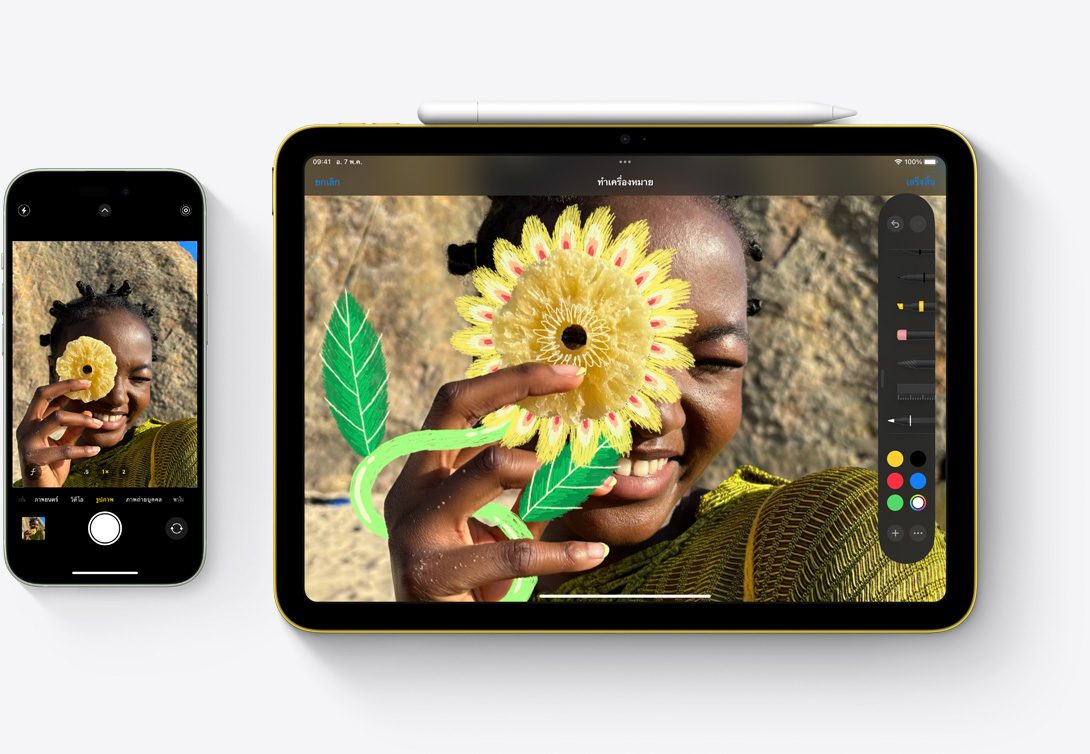 iPhone 15 และ iPad เรียงอยู่ข้างกัน แสดงวิธีการที่รูปที่ถ่ายด้วยกล้องบน iPhone สามารถไปทำเครื่องหมายในแอปรูปภาพบน iPad ได้