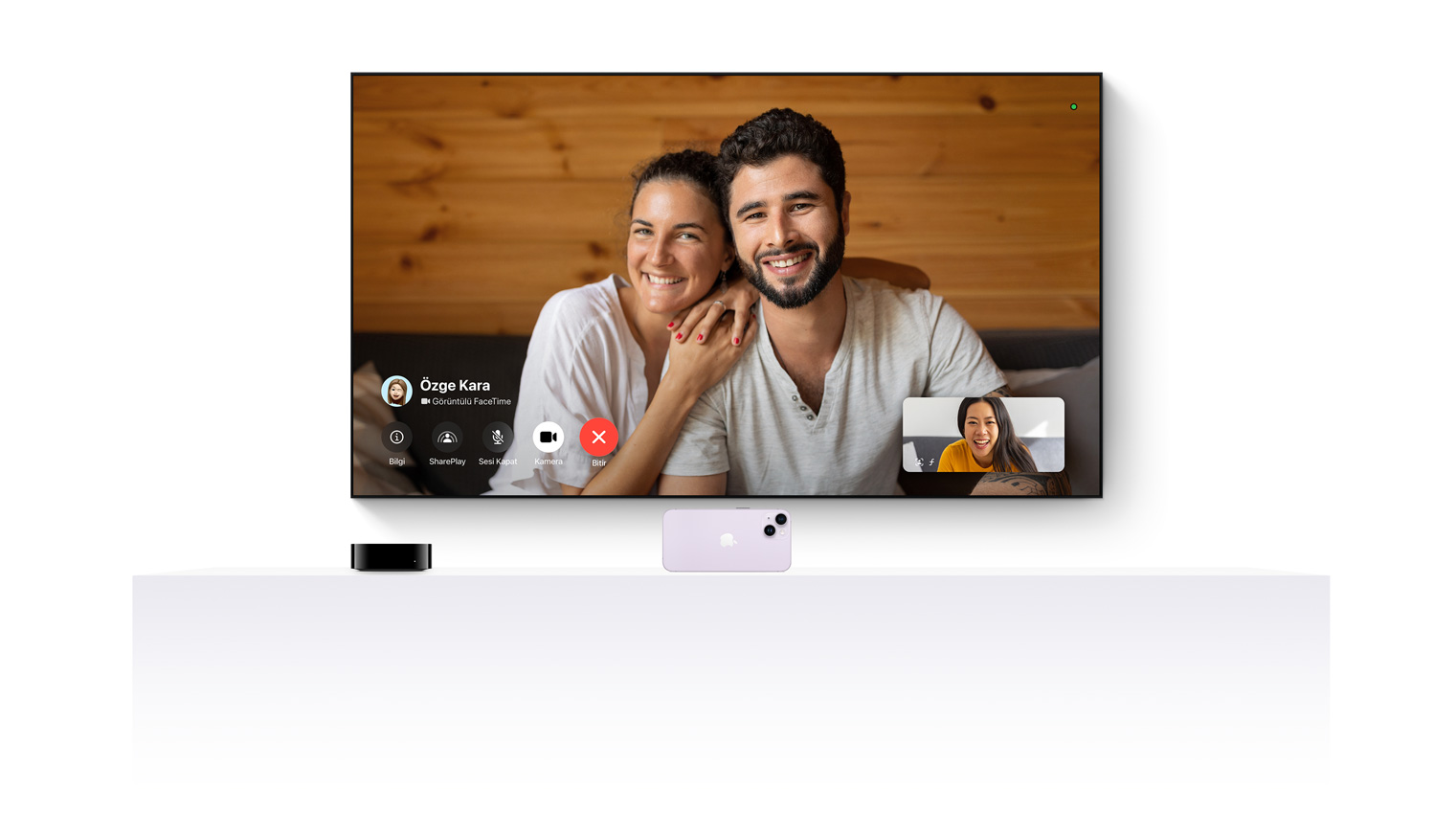 Apple TV 4K, bir iPhone’la beraber çalışarak FaceTime uygulamasının düz ekran bir televizyona aktarılmasını sağlıyor.