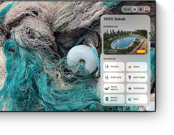 Apple TV denetim merkezi arayüzü düz ekran bir televizyonda görülüyor