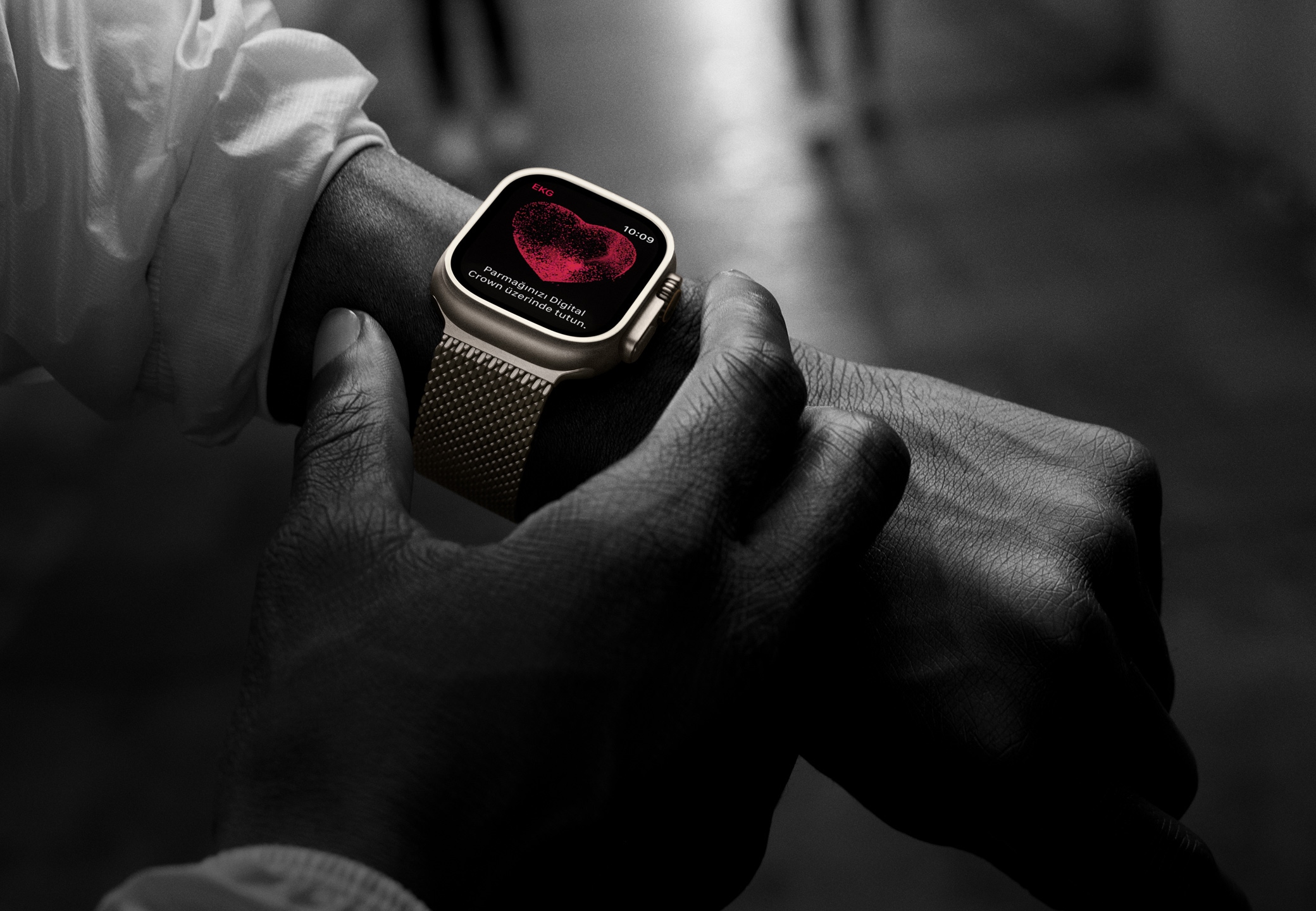 Apple Watch Ultra 2’nin EKG özelliğini kullanan biri.