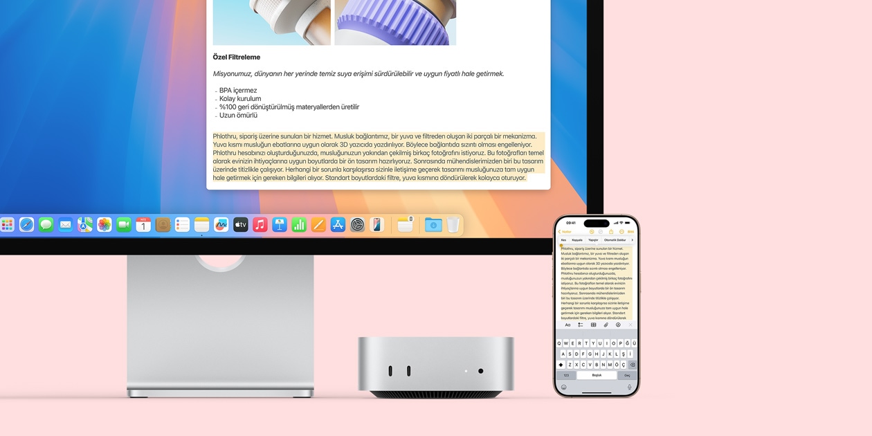 Mac monitör, gümüş rengi Mac mini ve iPhone yan yana yerleştirilmiş, monitör ve iPhone’un ekranında içeriklerin bir Apple aygıtından kopyalanıp diğerine yapıştırılabilmesini sağlayan Evrensel Pano özelliği gösteriliyor