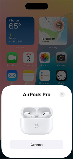 MagSafe Ladecase mit eingesetzten AirPods Pro neben einem iPhone. Eine kleine Kachel auf dem iPhone Homescreen zeigt ein Fenster mit der Taste «Verbinden», um die AirPods ganz einfach per Fingertipp zu verbinden.