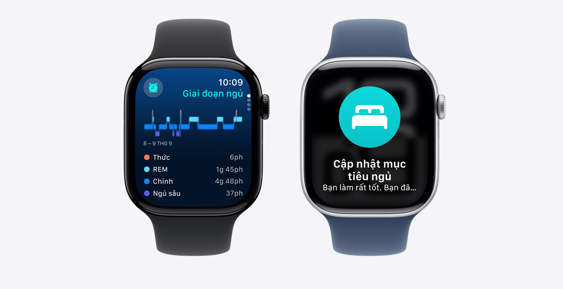 Hai chiếc Apple Watch Series 9. Chiếc đầu tiên hiển thị thông báo cho biết ai đó đã đạt được mục tiêu về giấc ngủ. Chiếc thứ hai hiển thị dữ liệu về các Giai Đoạn Ngủ.