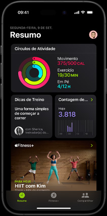 Tela da aba Resumo no app Fitness mostrando os círculos de Atividade, Dicas de Treino, Contagem de Passos e treinos do Fitness Plus recomendados no iPhone.