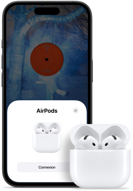 Animation montrant les AirPods 4 dans un étui de recharge ouvert à côté d’un iPhone sur lequel on voit que les AirPods 4 ont été connectés.