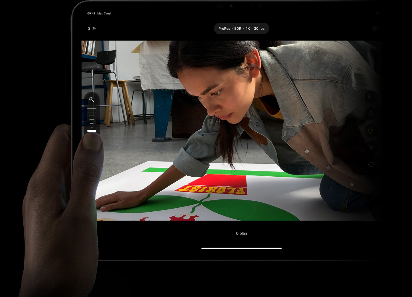 Un pouce touche l’écran d’iPad Pro pour modifier la mise au point avec les commandes du mode caméra pro dans Final Cut Pro pour iPad.