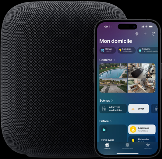 Un iPhone affichant l’écran d’accueil de l’app Domicile est placé légèrement devant un HomePod