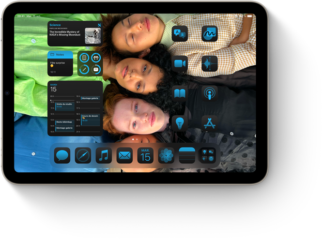 Un iPad mini montrant des apps et des widgets agencés à un fond d’écran personnalisé sur l’écran d’accueil.
