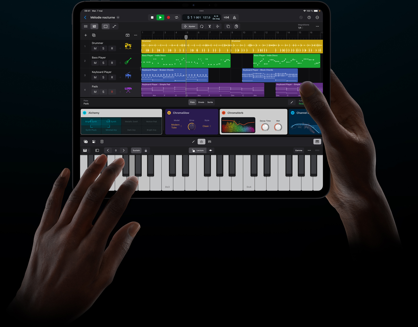 Des mains tiennent un iPad Pro et touchent l’écran pour jouer d’un instrument virtuel dans Logic Pro pour iPad.