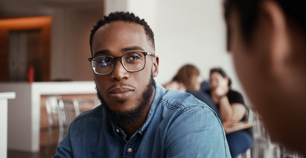 Shaunte, Apple Support Advisor, spricht mit seinem Manager in einem Apple Büro.