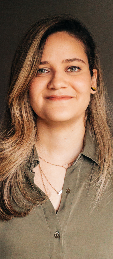 Photo portrait of Bianca, with a big smile, looking at the reader.