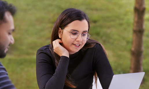 Federica che lavora con un collega all’aperto.