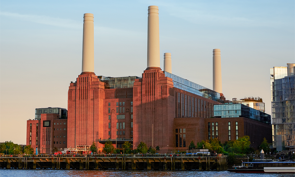 Una vista dell’edificio in mattoni di Battersea con le sue quattro ciminiere.