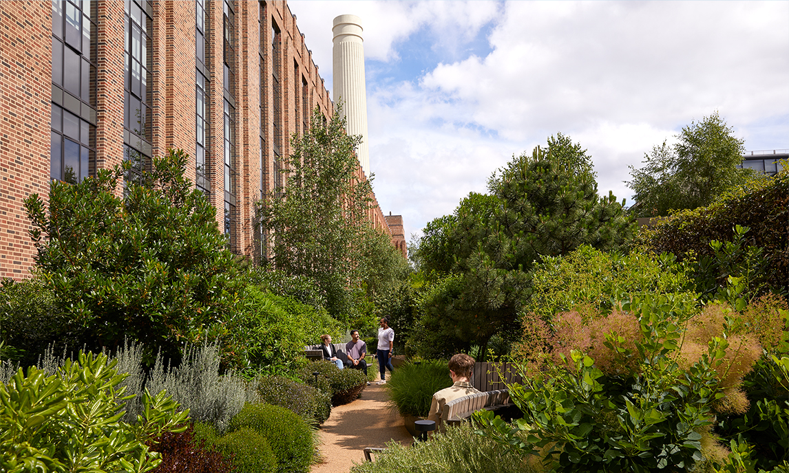 Alcune persone del team Apple che passeggiano sulla terrazza giardino di Battersea.