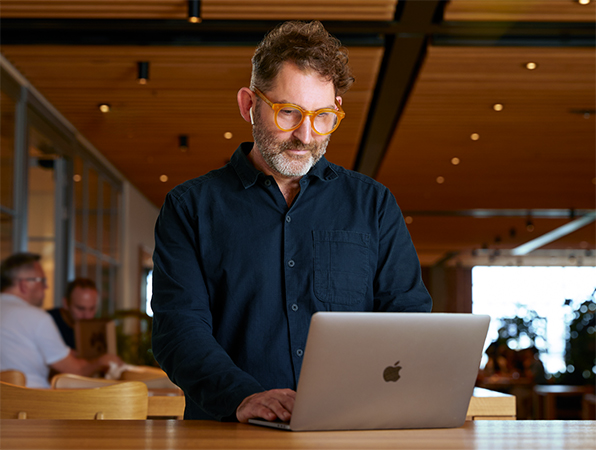 Una persona del team Apple che usa un MacBook in un Caffè Macs.