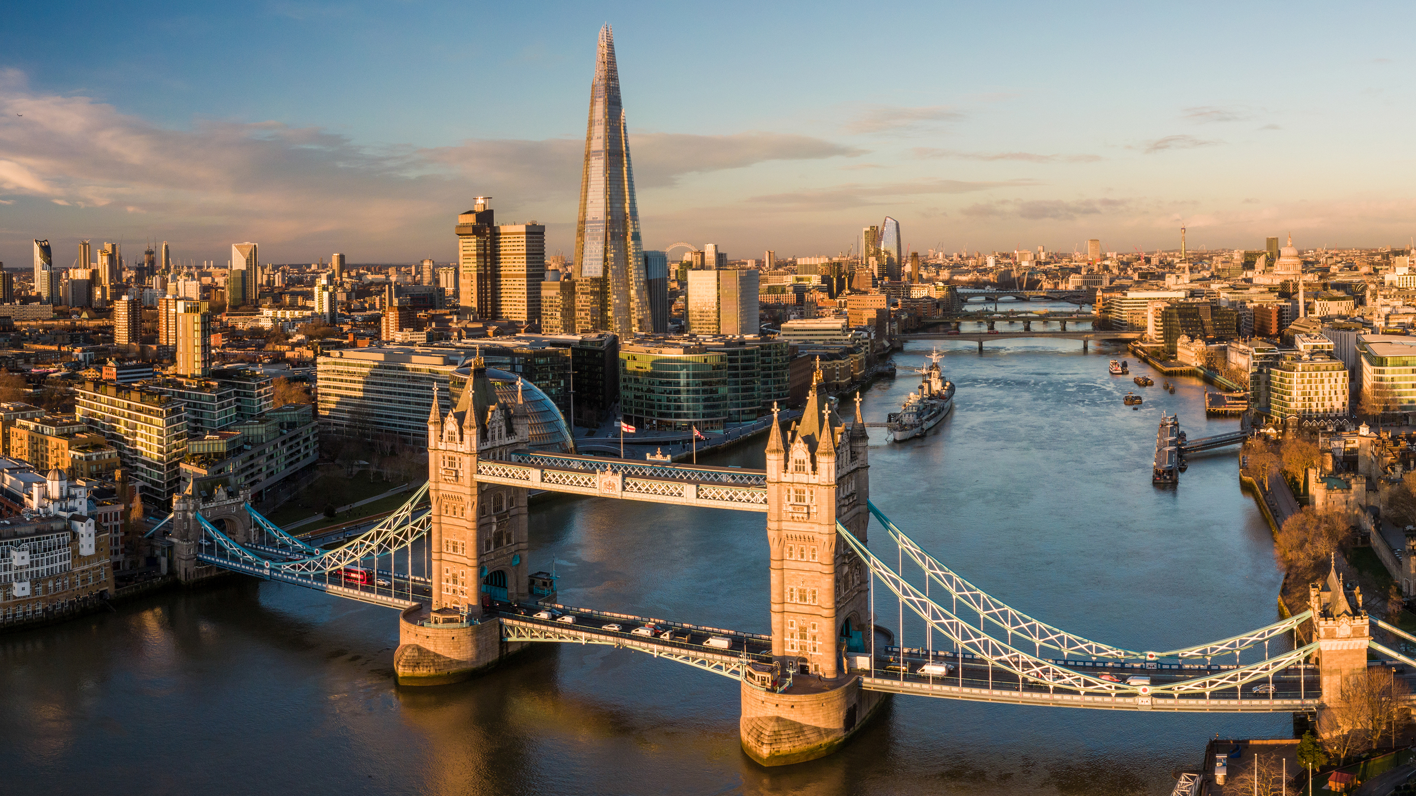 La città di Londra vista dall’alto con il fiume Tamigi e il Tower Bridge in primo piano.