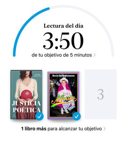 La pantalla de un iPhone muestra la sección Objetivos de Lectura en la app Libros. En la parte superior, se ve el anillo de progreso de un objetivo de lectura. Debajo hay tres portadas de libros. Más abajo un texto dice que falta solo una lectura para alcanzar el objetivo de leer ocho libros en 2024.