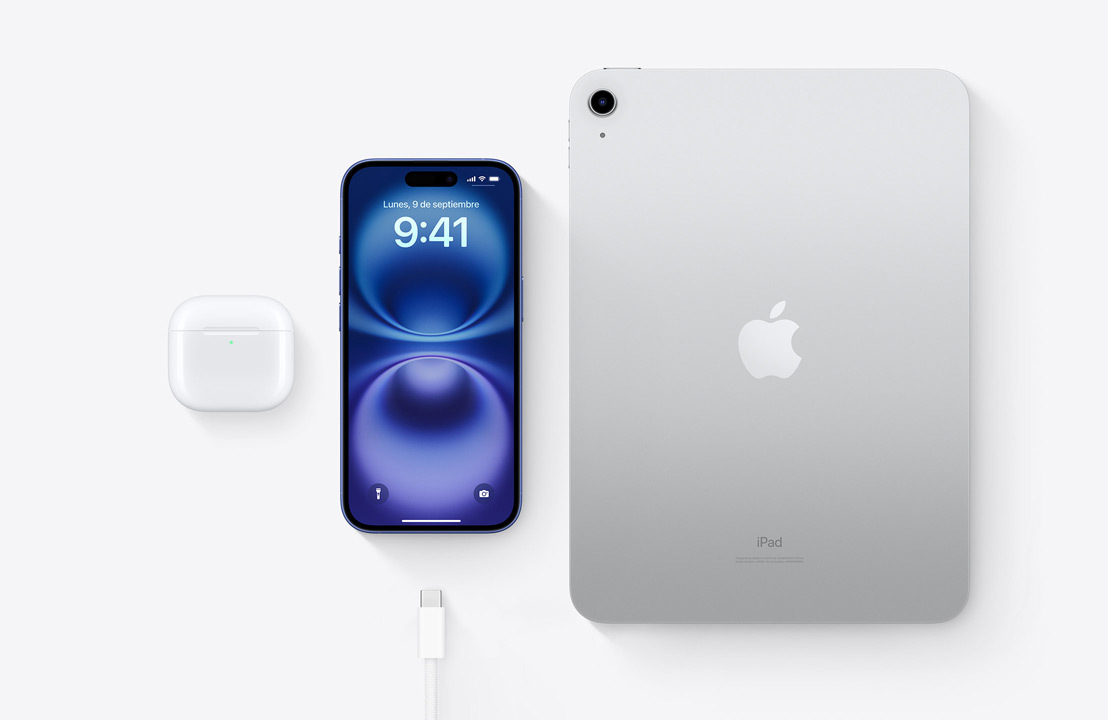 Vista aérea de unos AirPods Pro, un iPhone 15 y un iPad con conector USB-C que muestra cómo los tres dispositivos se pueden cargar con el mismo cable USB-C.