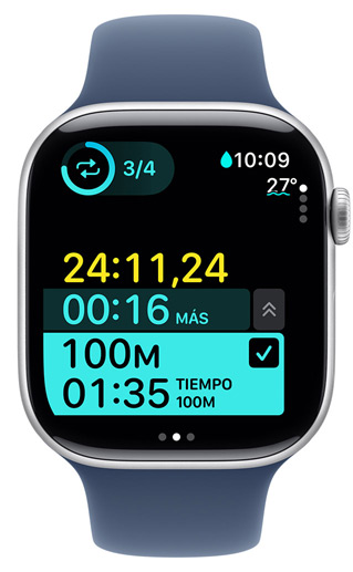 La pantalla de un Apple Watch muestra los tiempos de un Entreno Personalizado para Nadar en Piscina