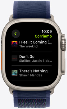 Un Apple Watch che mostra la playlist Apple Music di un allenamento Corriamo di Fitness Plus