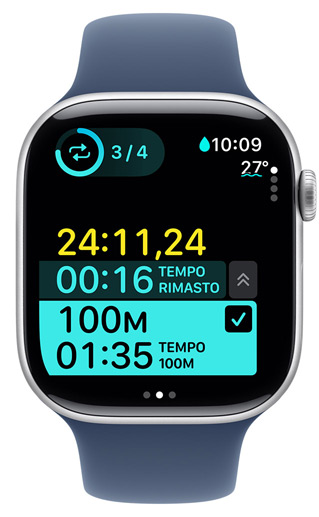 Display di un Apple Watch con i tempi di un allenamento personalizzato di nuoto in piscina