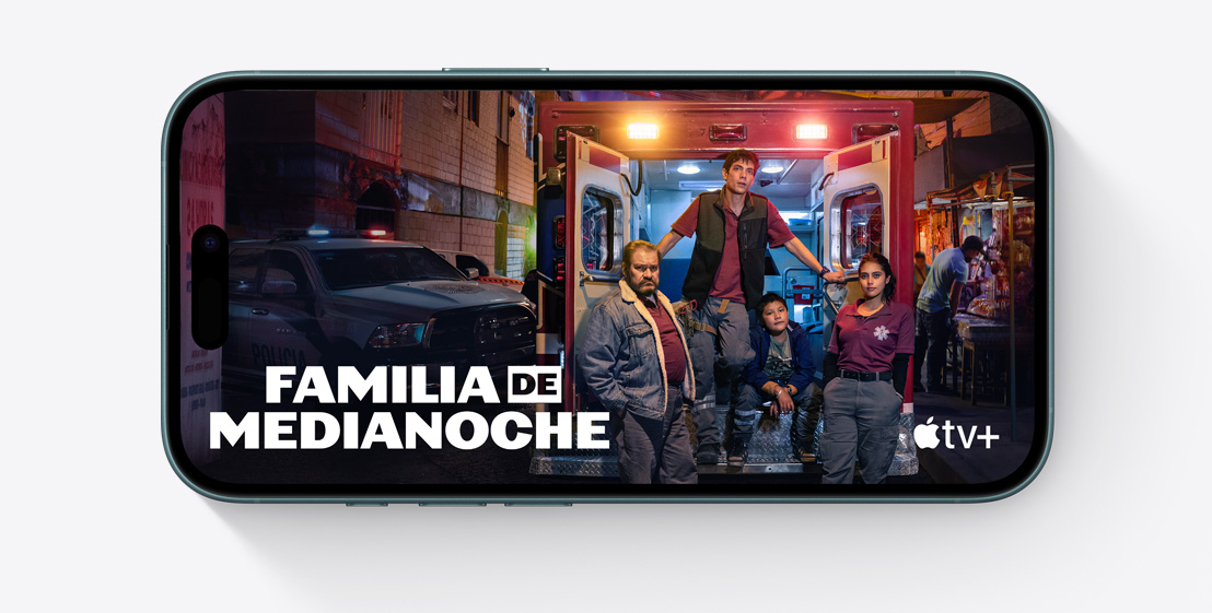 Imagen estática de una escena de la serie de Apple TV+, Familia de medianoche.