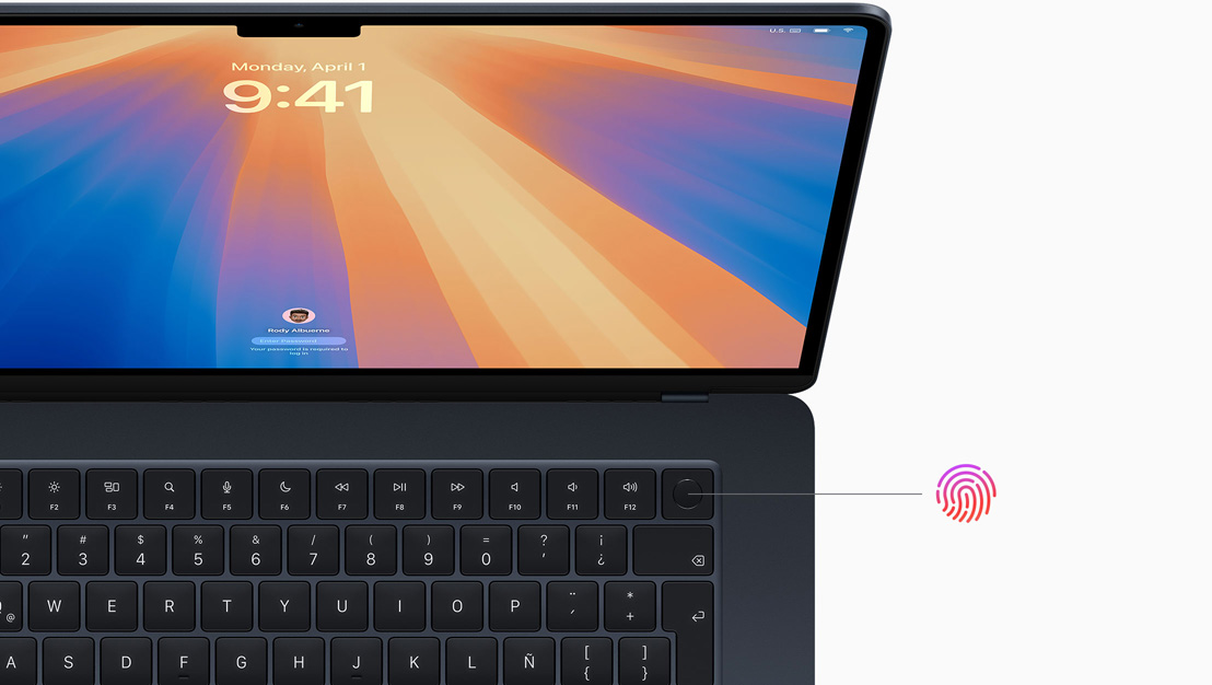 Una MacBook Pro en negro espacial abierta que muestra la ubicación del botón de Touch ID.