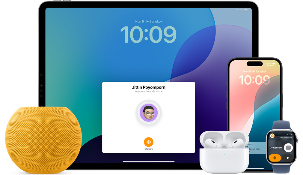 HomePod mini สีเหลือง, iPad, AirPods ในเคส, iPhone และ Apple Watch พร้อมสายสีชมพูวางเรียงกันอยู่