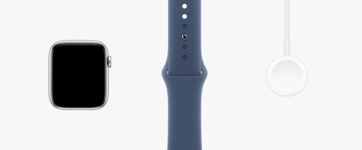 Tre prodotti visti da davanti: la cassa di un Apple Watch SE, un cinturino Sport color galassia e un cavo magnetico USB‑C per la ricarica.