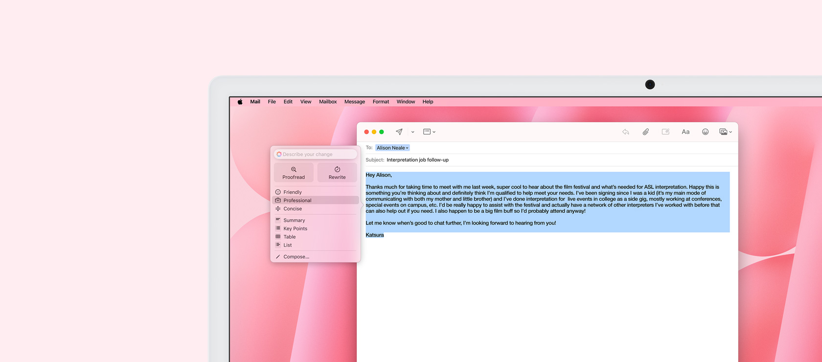 Tela do iMac mostrando o app Mail com o recurso Ferramentas de Escrita. Um rascunho de e-mail é destacado e a opção de tom profissional é exibida ao lado