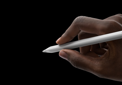 Une main tenant un Apple Pencil Pro s’apprête à écrire. La pointe est orientée vers une interface affichant une nouvelle palette d’outils.