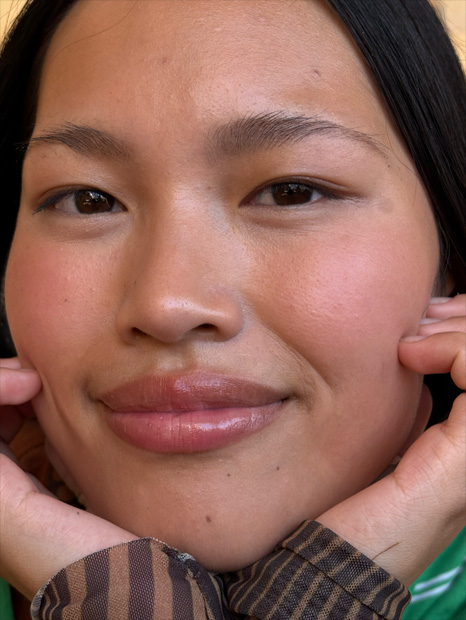 Portrait en plan rapproché d’une jeune femme, illustrant les capacités du téléobjectif 2x d’iPhone 16