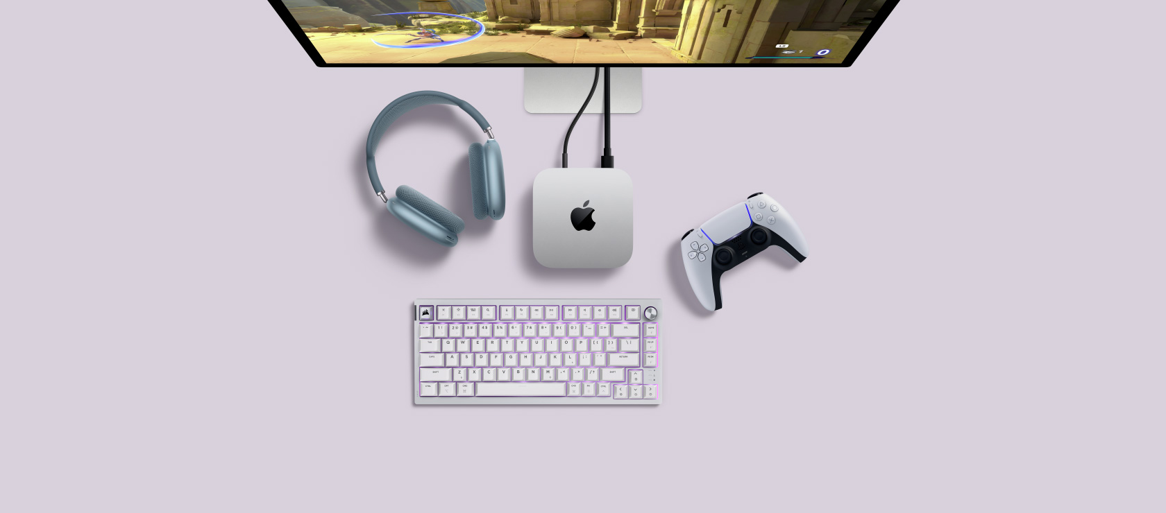 Ein Schreibtisch-Setup mit einem Mac mini, angeschlossen an ein Display und neben einer kabellosen Tastatur und Maus.