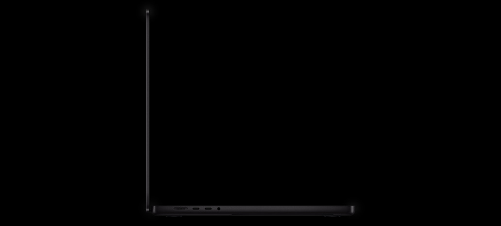 Imagem lateral do MacBook Pro aberto que destaca o design fino