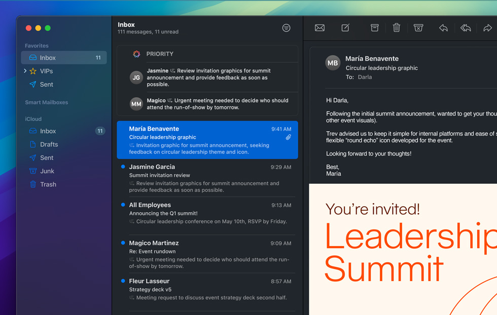 Recurso Mensagens Prioritárias da Apple Intelligence no app Mail. Os e-mails mais urgentes são reunidos em uma pasta com resumos das ações necessárias. Um e-mail aberto solicita que alguns arquivos de design sejam revisados hoje.